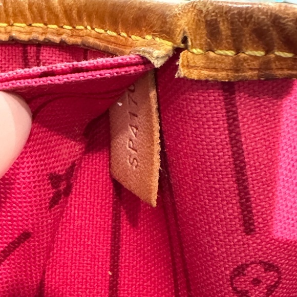 Louis Vuitton Neverfull MM - Picture 11 of 16